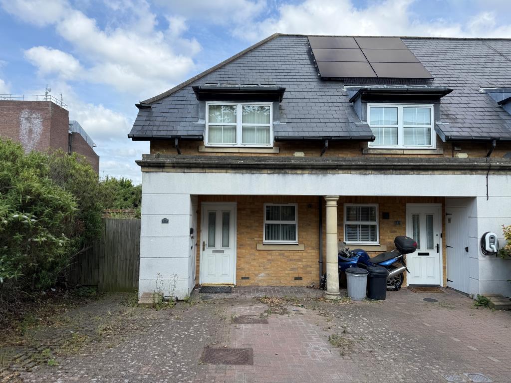 End-terrace house with parking