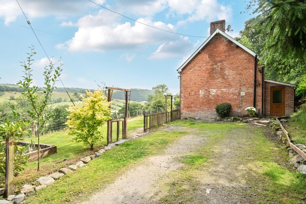 Driveway approaching property.jpg
