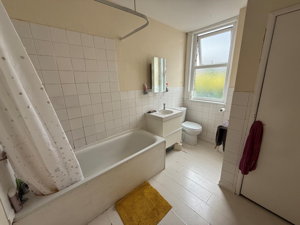 Bathroom with W.C.