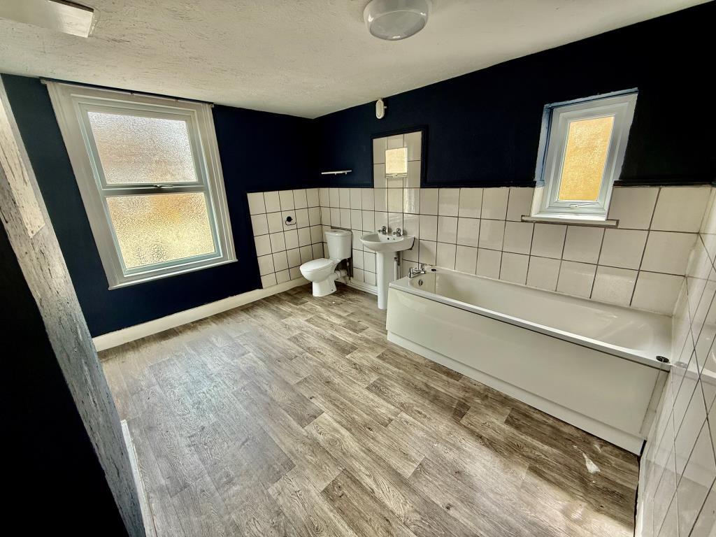 Bathroom with W.C.