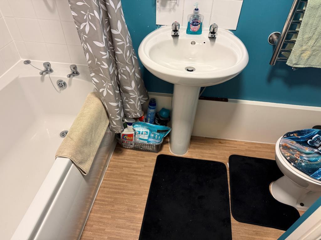 Bathroom sink and WC with white suite