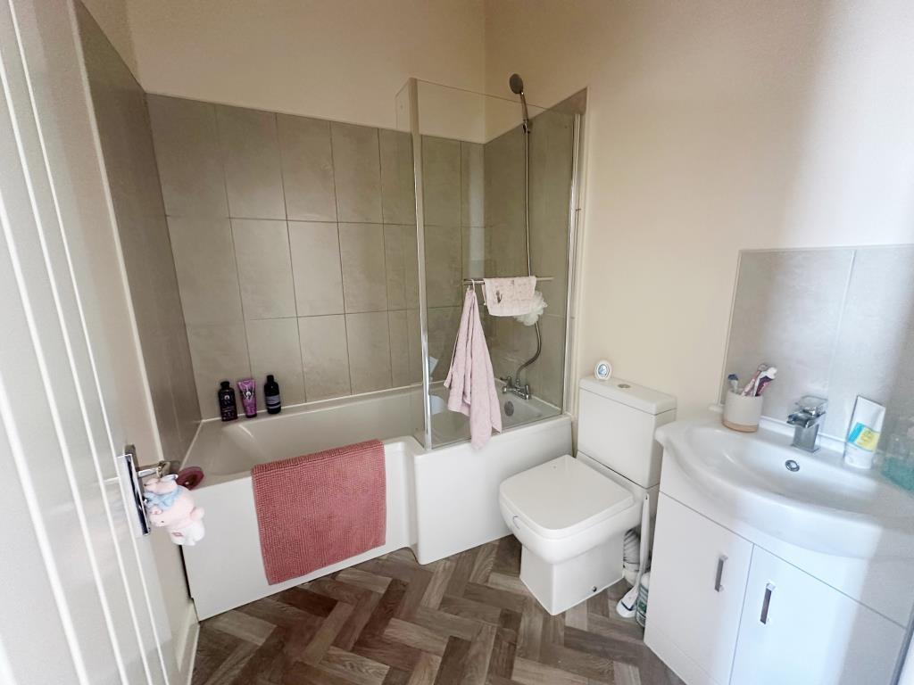 Middle flat bathroom with W.C.