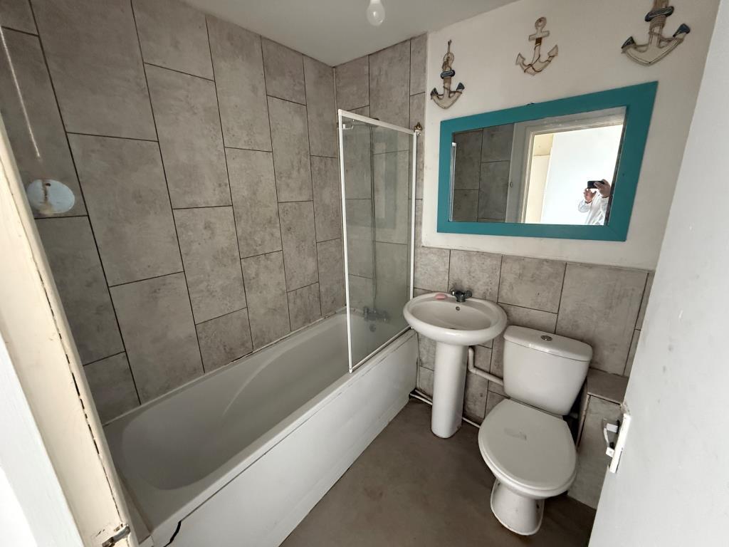 Bathroom with W.C.