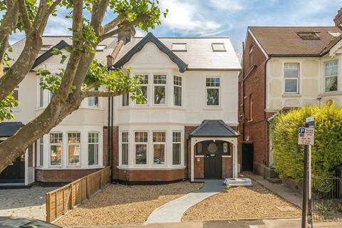 2 bedroom flat for sale, Lynton Road, London W3