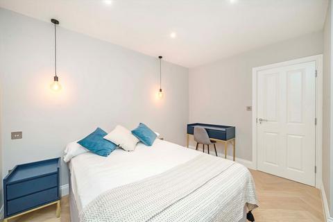 2 bedroom flat for sale, Lynton Road, London W3