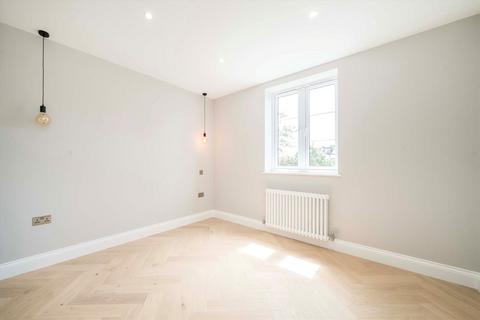 2 bedroom flat for sale, Lynton Road, London W3