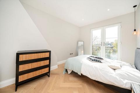2 bedroom flat for sale, Lynton Road, London W3