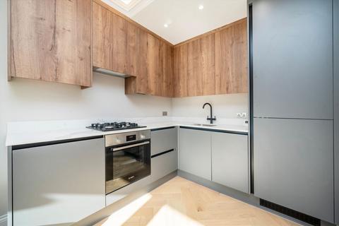 2 bedroom flat for sale, Lynton Road, London W3