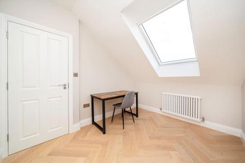 2 bedroom flat for sale, Lynton Road, London W3