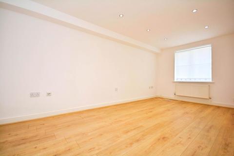 3 bedroom flat for sale, Waterside, Chesham