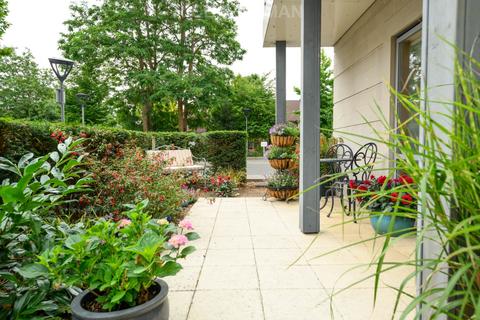 1 bedroom retirement property for sale, Oatlands Drive, Weybridge KT13