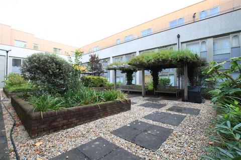 Studio to rent, Lampton Road, Hounslow TW3