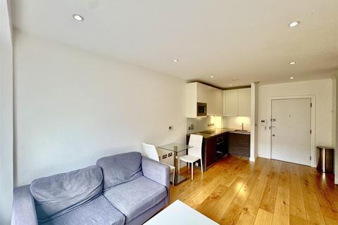 Studio to rent, Lampton Road, Hounslow TW3