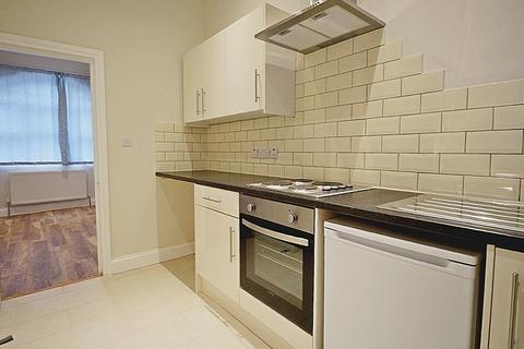 Studio to rent, Lampton Road, Hounslow, Middlesex, TW3