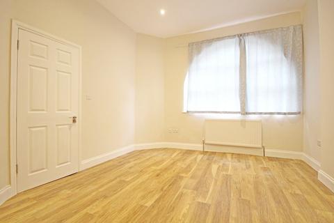 Studio to rent, Lampton Road, Hounslow, Middlesex, TW3