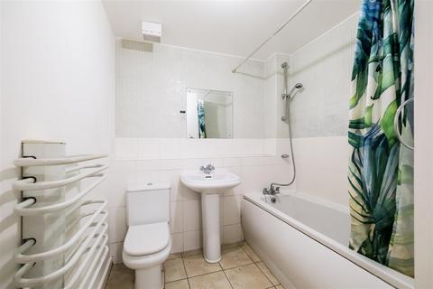 22 Alveston Square, London, E18 1AQ