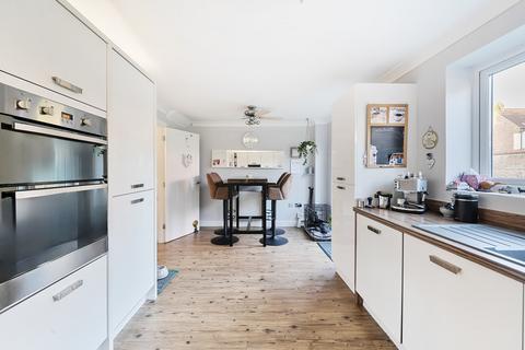 4 bedroom detached house to rent, Greenfinch Close, Melksham