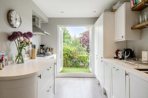 Flat B, 63 Rattray Road, London, SW2 1BB