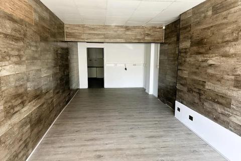 Retail property (high street) to rent, 10 Bramhall Ln Stockport SK2 6HR
