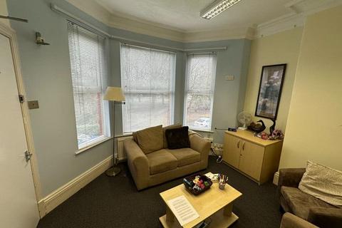 Office to rent, 104-108 Kennerley Rd Stockport SK2 6EY