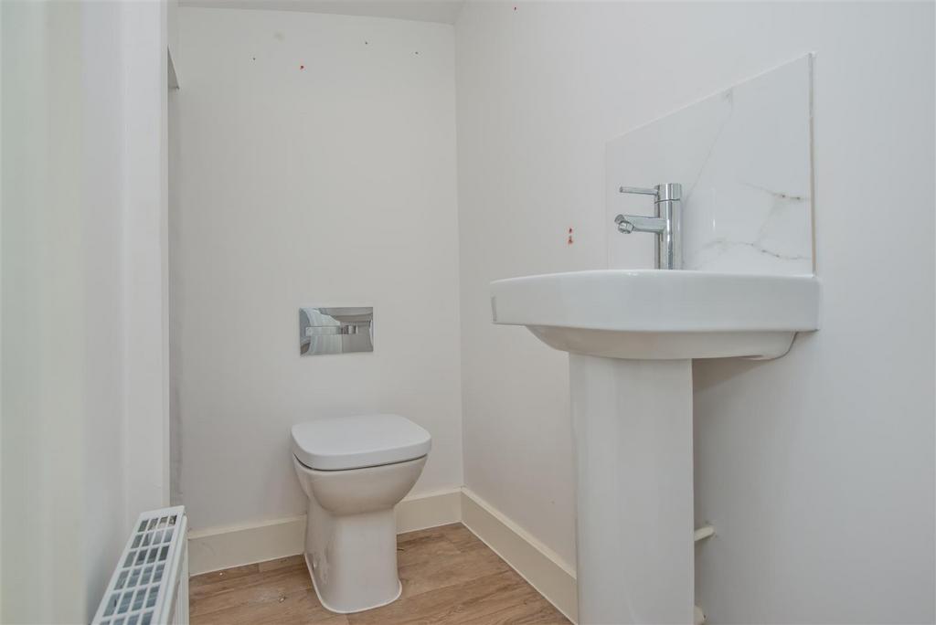 Cloakroom / WC: