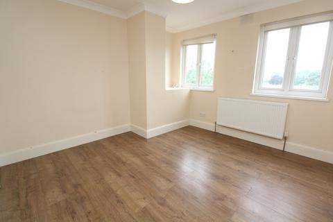2 bedroom apartment to rent, Corbets Tey Road, RM14