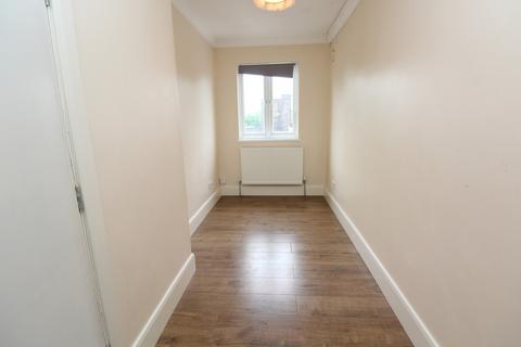 2 bedroom apartment to rent, Corbets Tey Road, RM14