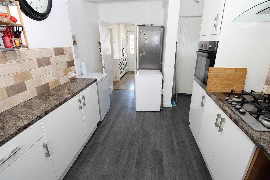 Kitchen2.JPG
