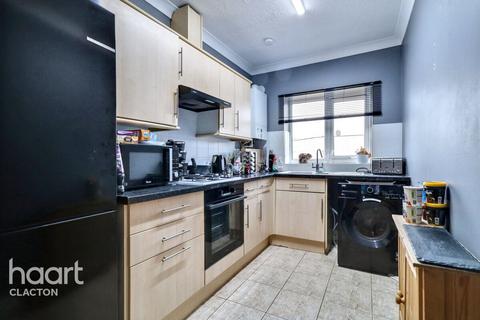Flat 4, 39 Carnarvon Road, Clacton-on-sea, CO15 6QF