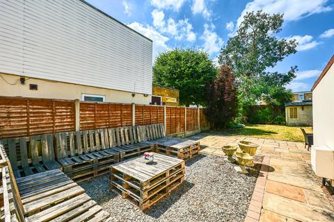 1 bedroom semi-detached house for sale, Laytons Lane, Surrey TW16