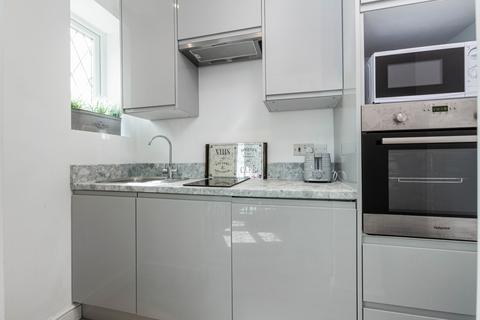 Studio to rent, Inner Park Road, London, SW19