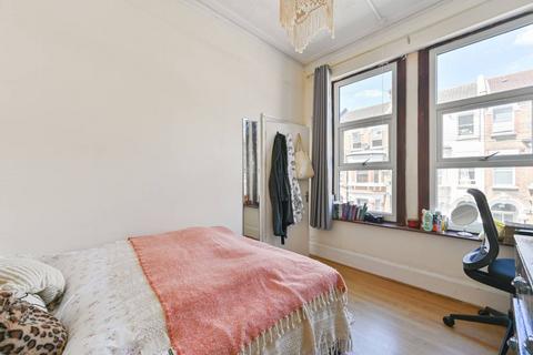 3 bedroom flat for sale, Tremadoc Road, Clapham High Street, London, SW4
