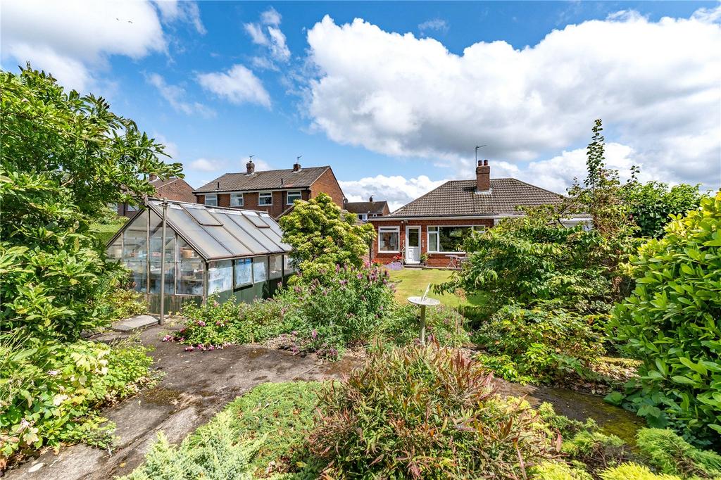 Grove Farm Close, Cookridge, Leeds 2 bed bungalow - £299,950