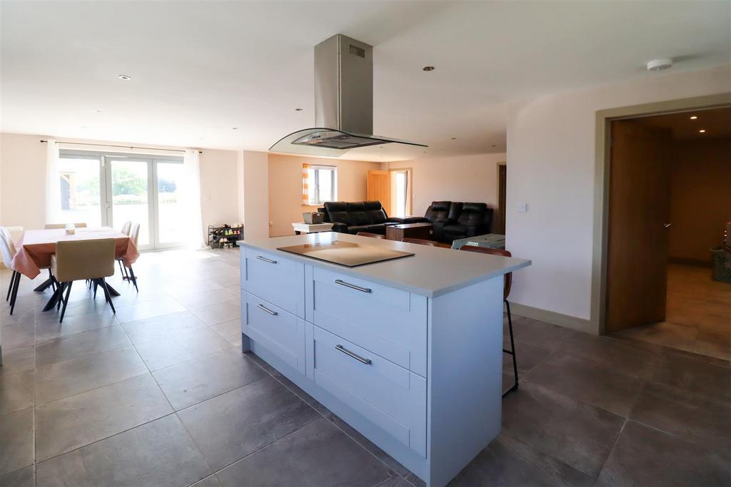 Kitchen 2.jpg
