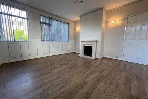 4 bedroom semi-detached bungalow to rent, Springhead Road, Bradford BD13