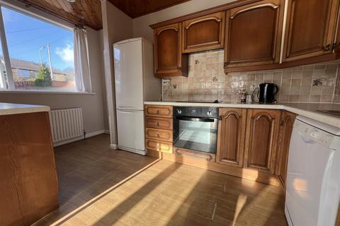 4 bedroom semi-detached bungalow to rent, Springhead Road, Bradford BD13
