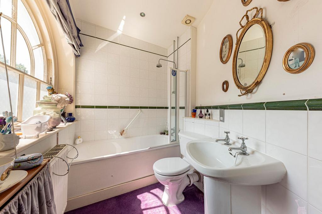 Bathroom W.C (1)