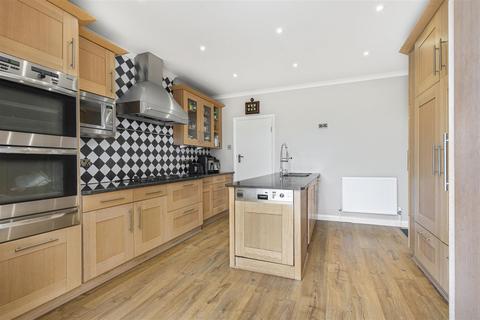 4 bedroom detached house to rent, Crown Road, New Malden KT3
