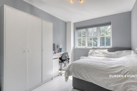 54 Retreat Way, Chigwell, IG7 6EL