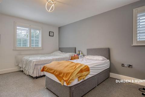 54 Retreat Way, Chigwell, IG7 6EL