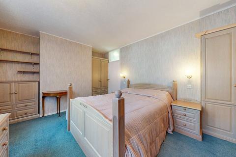 10 Warren Fields, Stanmore, HA7 4JQ