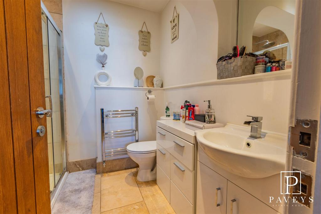 Ensuite to master bedroom