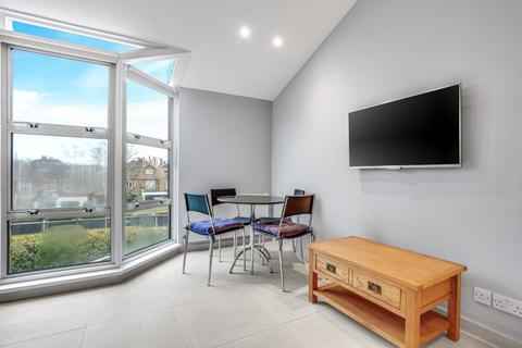1 bedroom duplex to rent, Wellesley Road, London W4