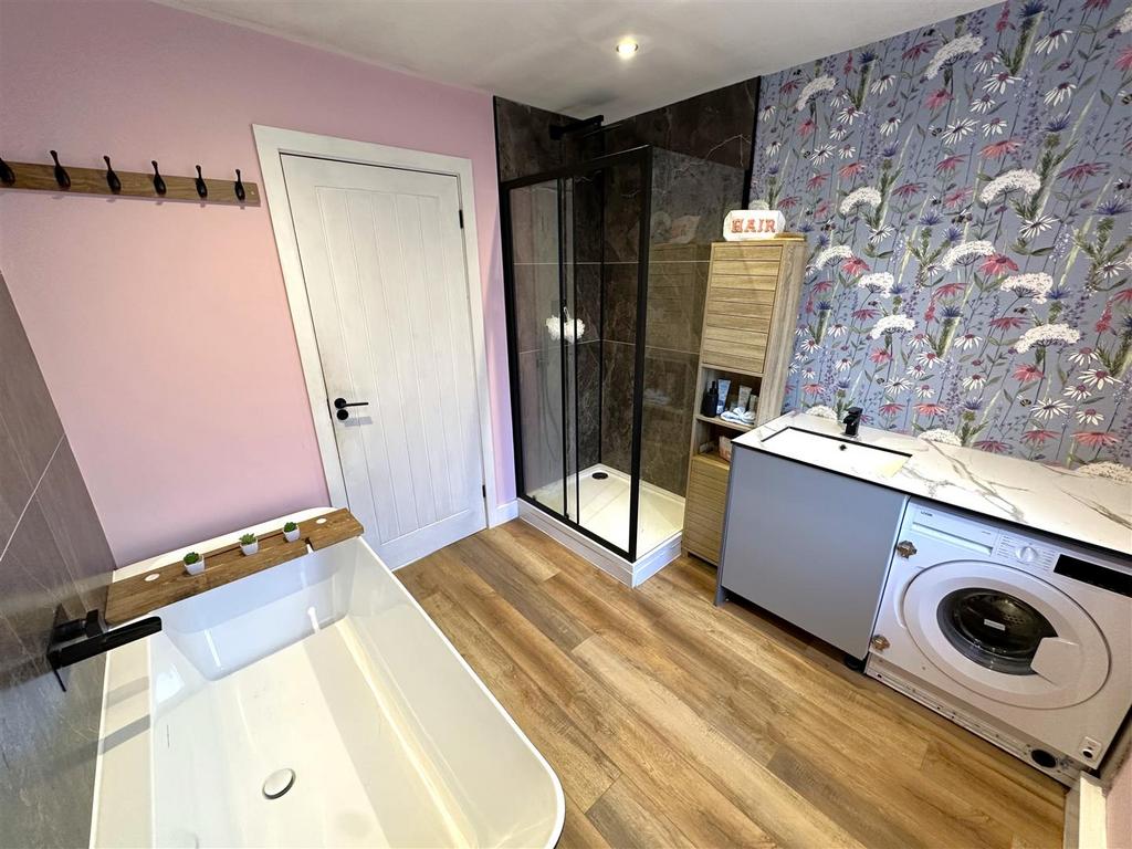 Modern Four-Piece Bathroom 645