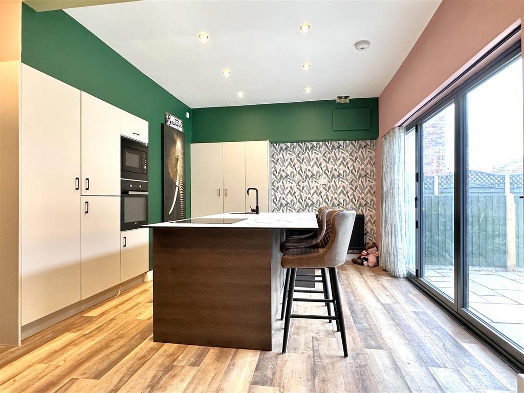 Contemporary Kitchen With Bi-Fold Doors 514