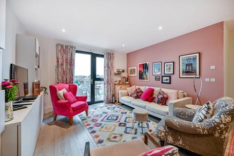 3 bedroom flat for sale, Coombe Road, New Malden, KT3