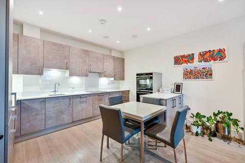 3 bedroom flat for sale, Coombe Road, New Malden, KT3