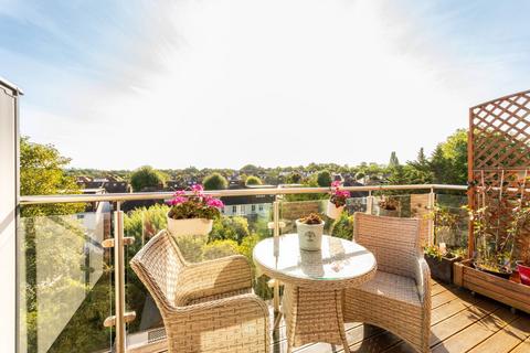 3 bedroom flat for sale, Coombe Road, New Malden, KT3