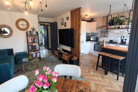 2 bedroom apartment for sale, Edith Court, New Road, Bedfont