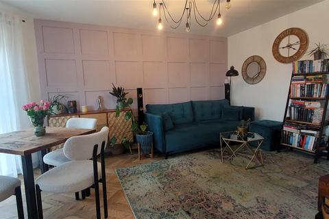 2 bedroom apartment for sale, Edith Court, New Road, Bedfont